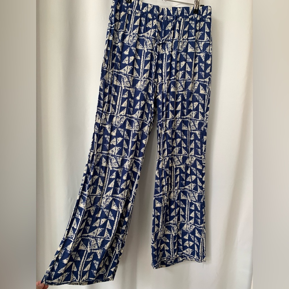 Blue and white patterned loose leg pants